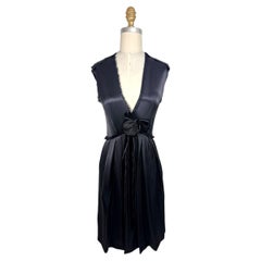 Lanvin Hiver 2005 Black Satin Rosette Plunge Neck Pleated Dress