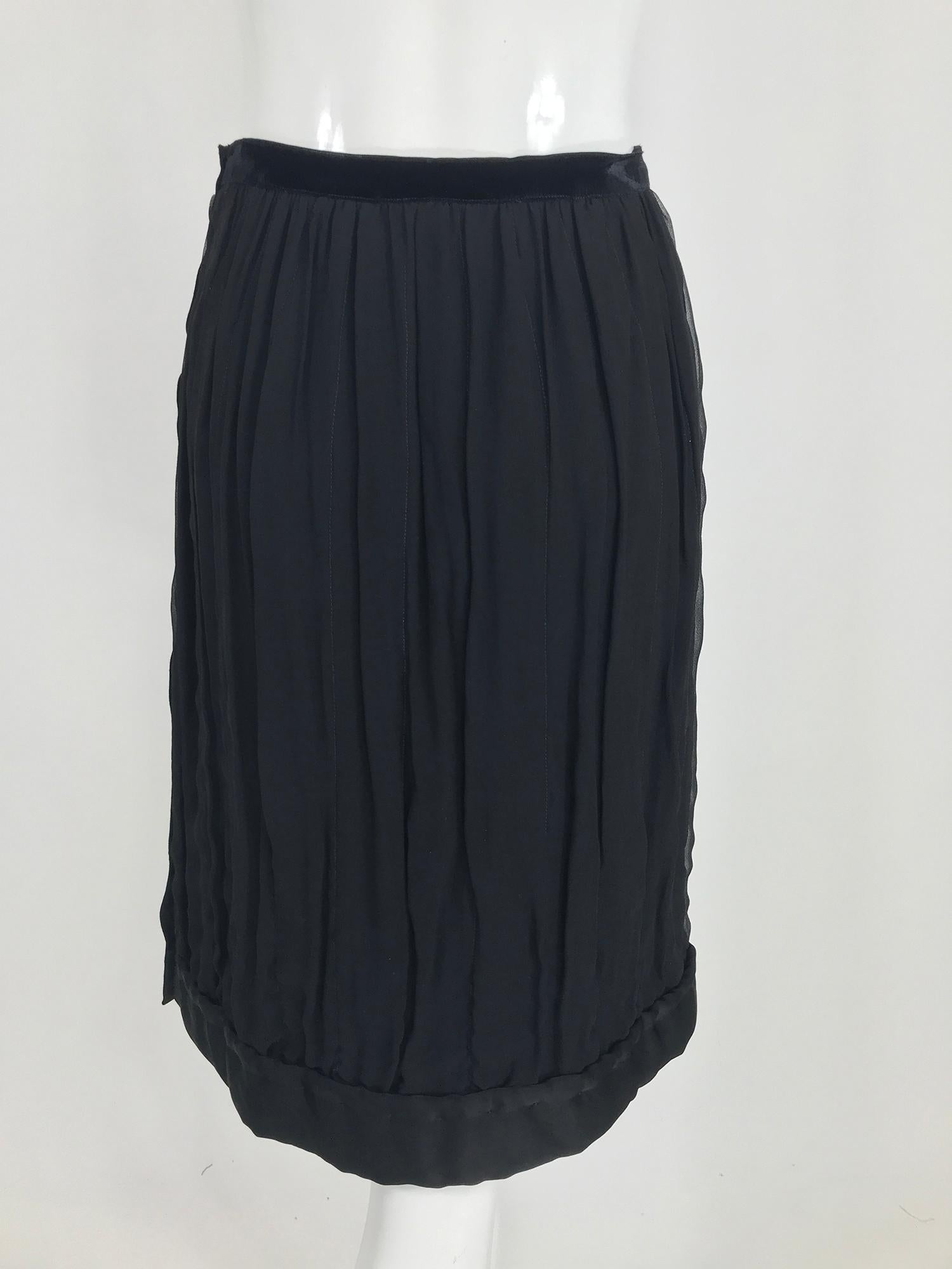 Lanvin Hiver 2006 Black Silk Skirt with Side Button Closure.  In Excellent Condition For Sale In West Palm Beach, FL