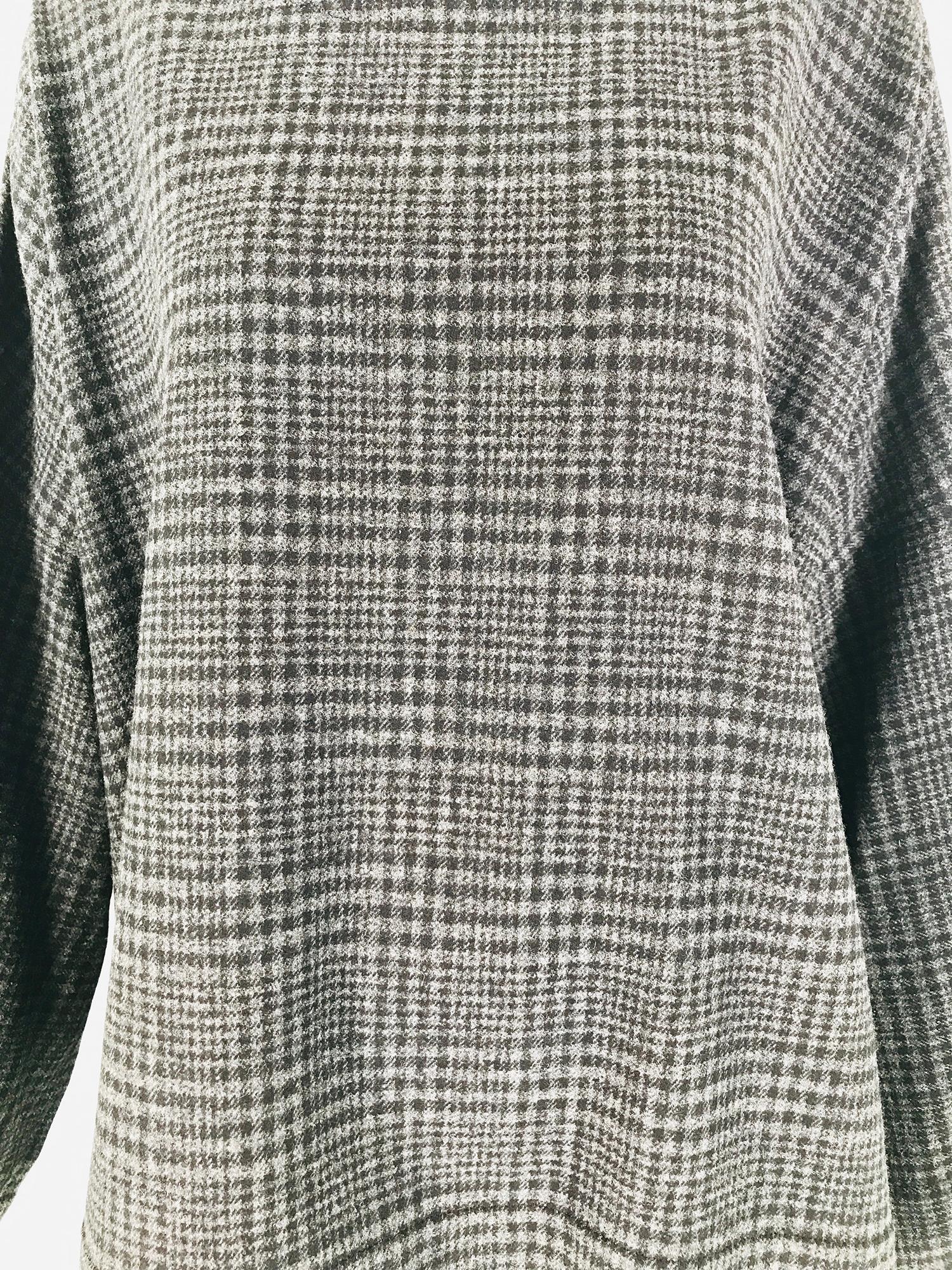 Lanvin Hiver 2015 grey wool blend plaid oversize kimono sleeve top.
Pull on top with a jewel neckline, the back closes at the neck with a zipper. Full over size top has wide kimono style sleeves, the body of the top is loose, there is a coordinating