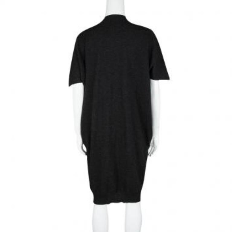Lassen Sie alle staunen, wenn Sie in diesem wunderschönen Kleid von Lanvin auf die Straße gehen. Das Kleid ist aus Wolle geschneidert und hat ein schlichtes Design mit kurzen Ärmeln und drapierten Details auf der Vorderseite. Den kompletten Look