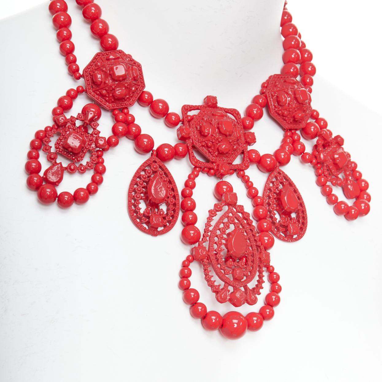 LANVIN H&M collana con lampadario in metallo rosso e nastro da annodare dietro la schiena
Riferimento: SNKO/A00516
Marchio: Lanvin
Designer: Alber Elbaz
Collection'S: H. H.
Materiale: Metallo, Tessuto
Colore: rosso
Modello: Tinta unita
Chiusura: