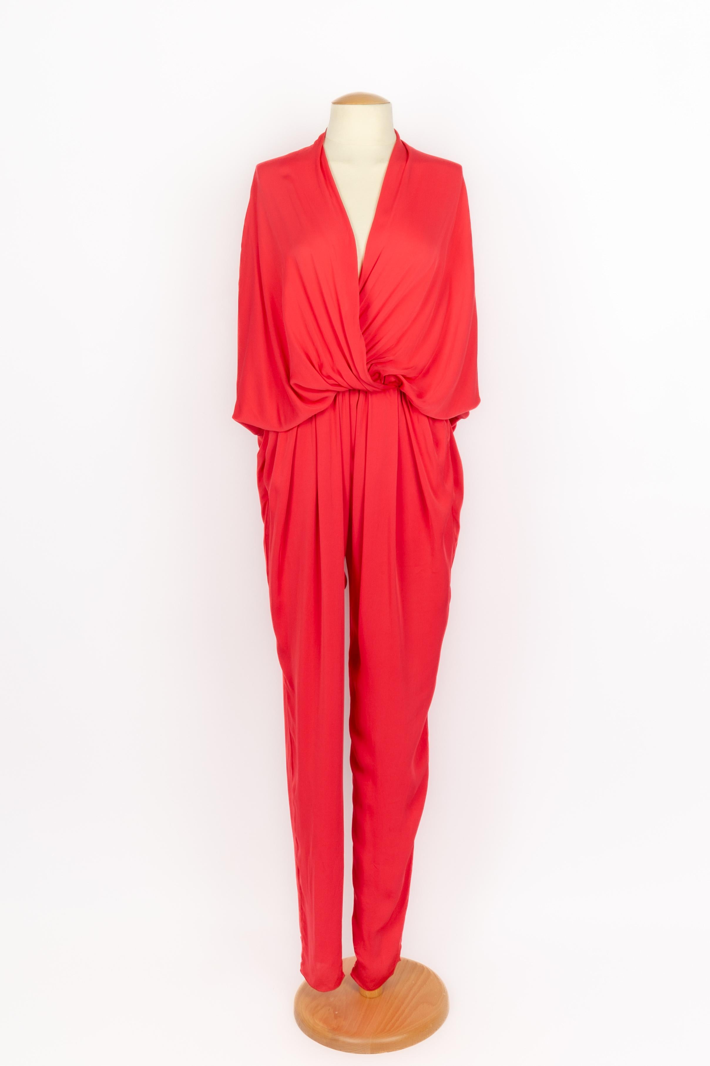 LANVIN - (Made in France) Red blended silk jumpsuit with a deep crossed neckline, and long bat sleeves. Size 36FR indicated. 2014 Spring-Summer Collection, under the artistic direction of Alber Elbaz.

Condition:
Very good