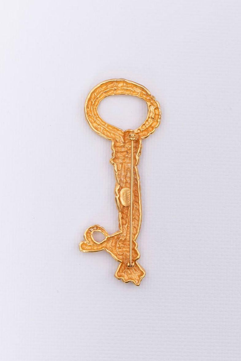 Lanvin - Brooch composed of gilded metal representing a key made of strings.

Additional information:
Dimensions: 10cm x 3.5 cm (3.93 in x 1.37 in)
Condition: Very good condition
Seller Ref number: BR544