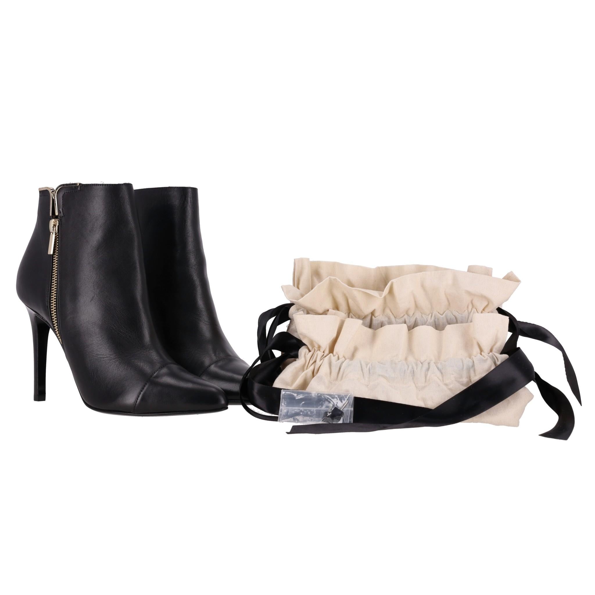 Lanvin Leather Ankle Boots

Black ankle boots crafted from leather, designed with gold metal detailing to the branded side zipper closure.

Featuring a pointed toe and stiletto heel. Rrp Approx. £750

Size – 38.5

Condition – Very Good (Some