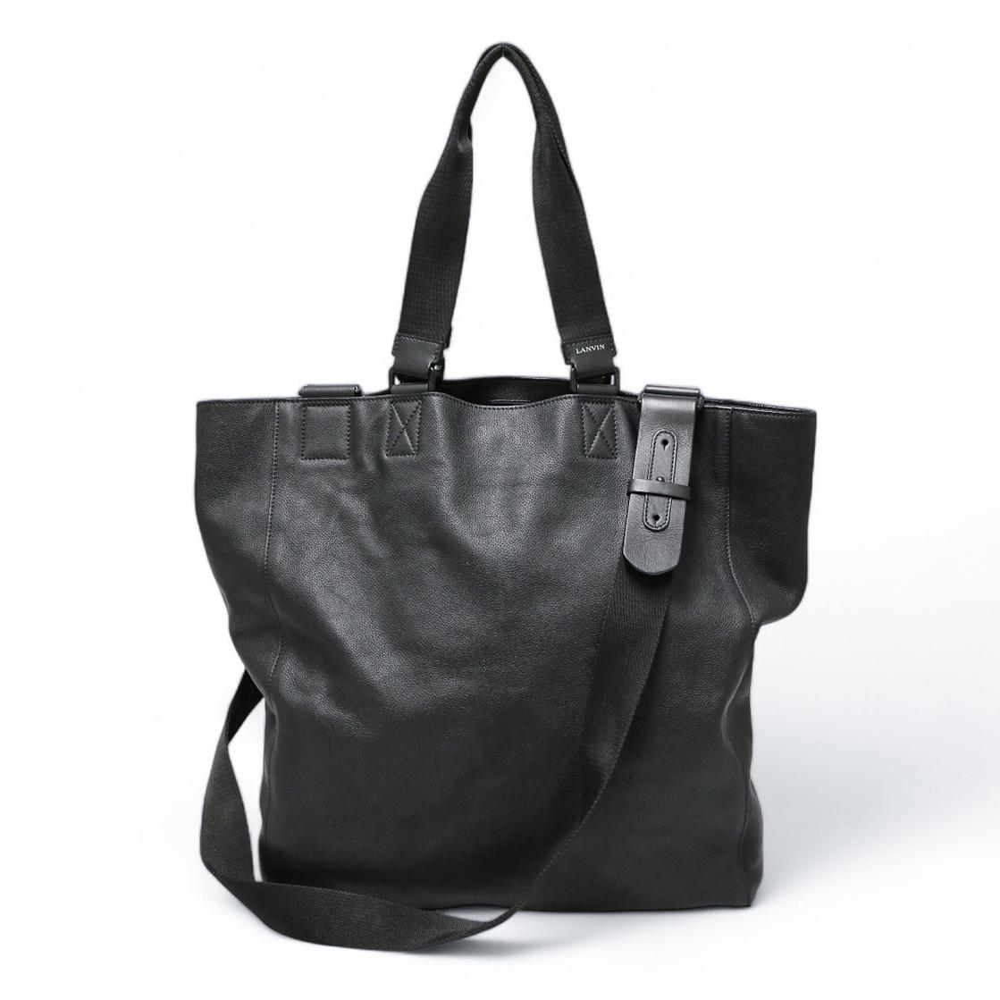 Beautiful Lanvin black grained leather tote bag
Condition: very good
Made in Italy
Material : grained calf leather
Interior : black natural leather
Color : black
Dimensions : 45 x 38 x 11 cm
Handle (x2) : 53 cm
Shoulder strap : 112 cm
Hardware :