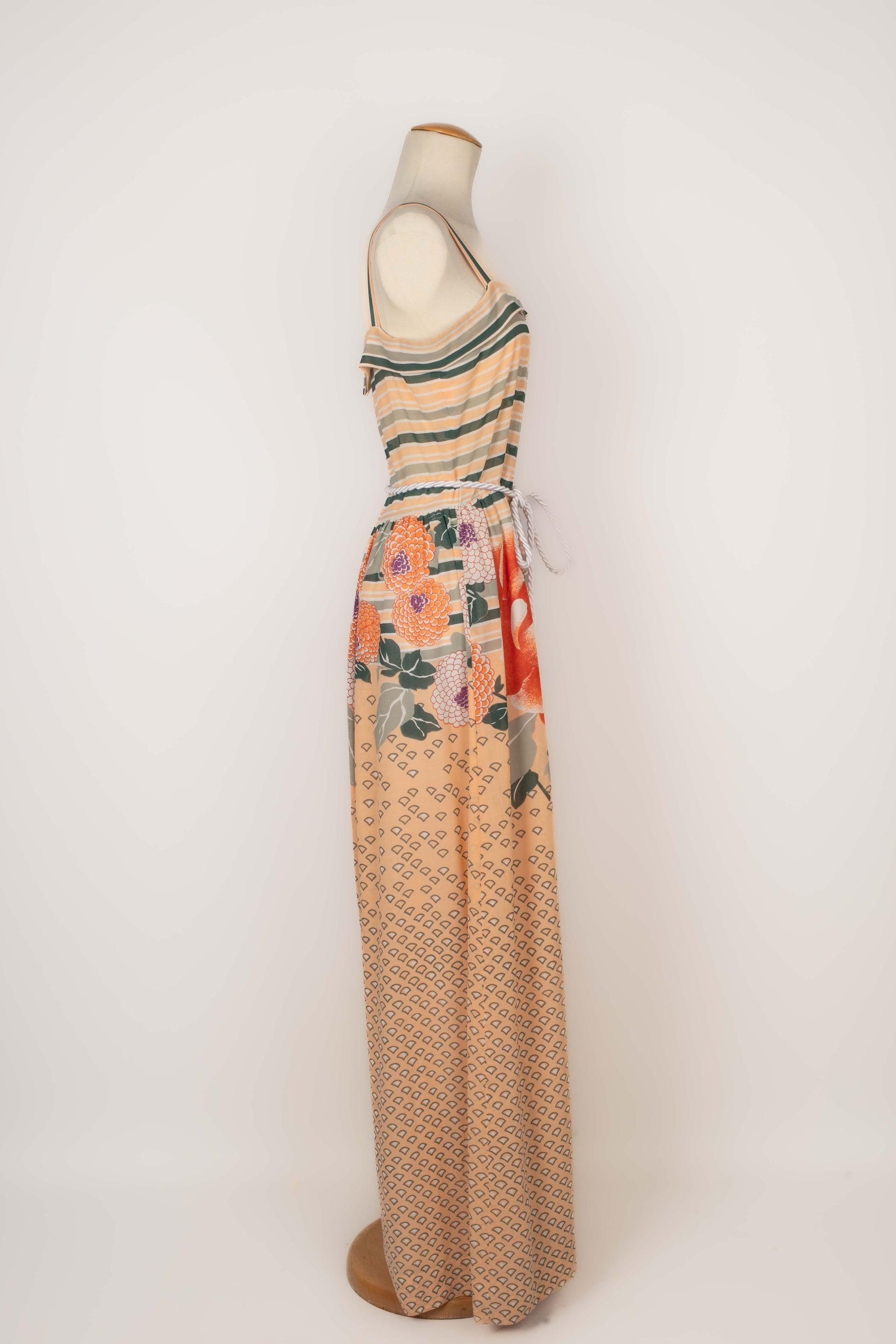 Lanvin - (Made in France) Long pinky-beige and green crepe dress with a floral decoration and tiny patterns. White braid belt with pompoms. No size indicated, it fits a 36FR/38FR.

Additional information:
Condition: Very good condition
Dimensions: