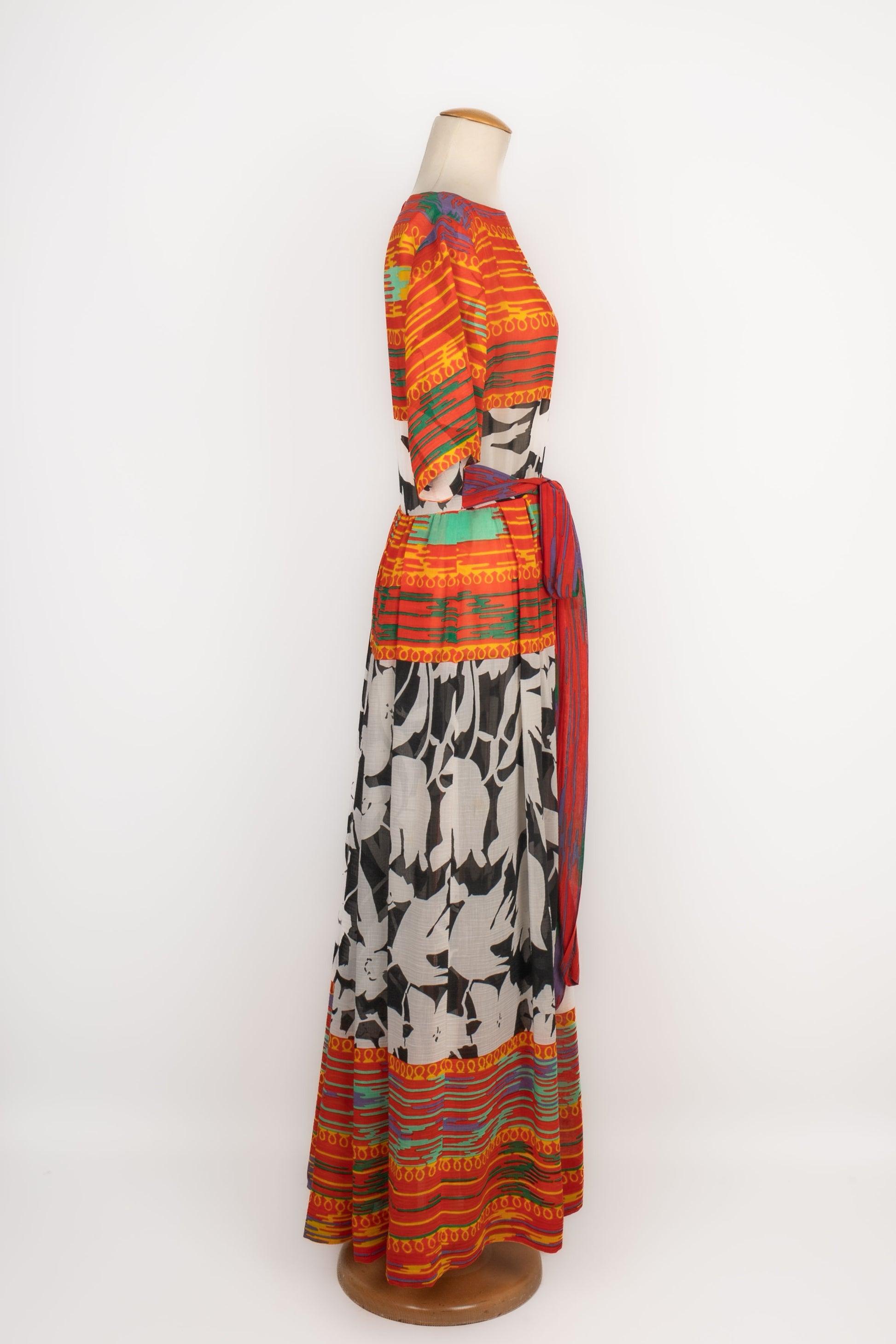 Lanvin - (Fabriqué en France) Robe longue en voile de coton imprimé. Manque les étiquettes de taille et de composition, il convient à un 38FR.

Informations complémentaires :
Condit : Très bon état.
Dimensions : Largeur des épaules : 38 cm - Taille