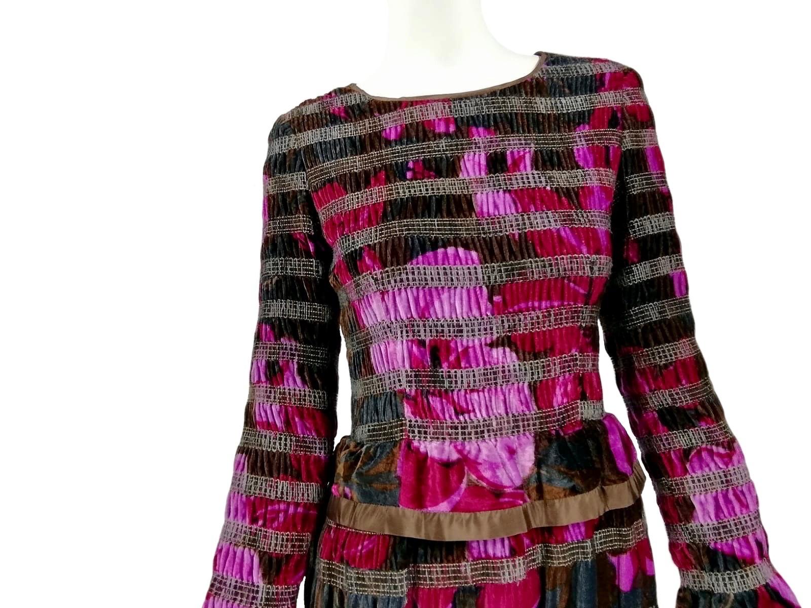 LANVIN 22. Faubourg St. Honoré _ PARIS 60s/70s
Long printed velvet dress  with large shocking pink and ruby red roses on a brown and gray background
Round neck, basque around the waist. Long sleeves with a slight frill at the end.
The very soft and
