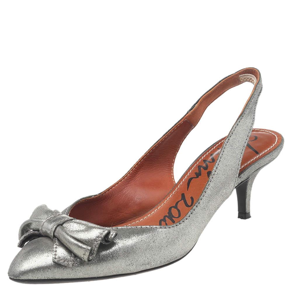 Characterized by bows on the vamps the Lanvin sandals are a statement pair and can take your look to a whole new level. They are skillfully crafted from fabric in a grey hue and feature pointed toes. These sandals are elevated on low heels.