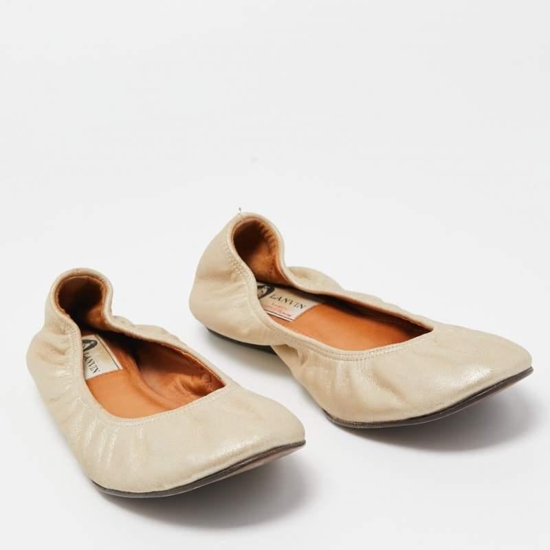 Lanvin Metallic Leather Scrunch Ballet Flats Size 37.5 In Good Condition For Sale In Dubai, Al Qouz 2