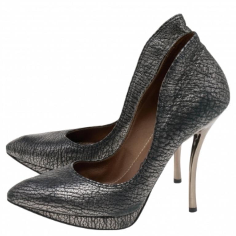 Classieux et glamour, ces escarpins incontournables proviennent de la maison Lanvin. Confectionnées en cuir, elles présentent une teinte argentée métallisée. Elles sont dotées de bouts pointus, de talons de 12 cm, de ferrures argentées et de