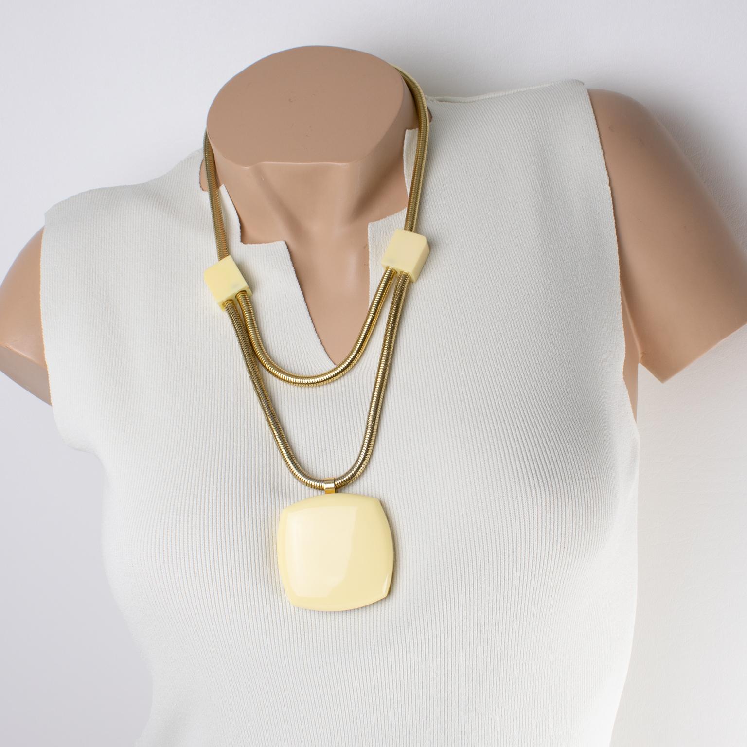 Moderniste Lanvin Paris, collier moderniste doré avec médaillon en lucite en vente