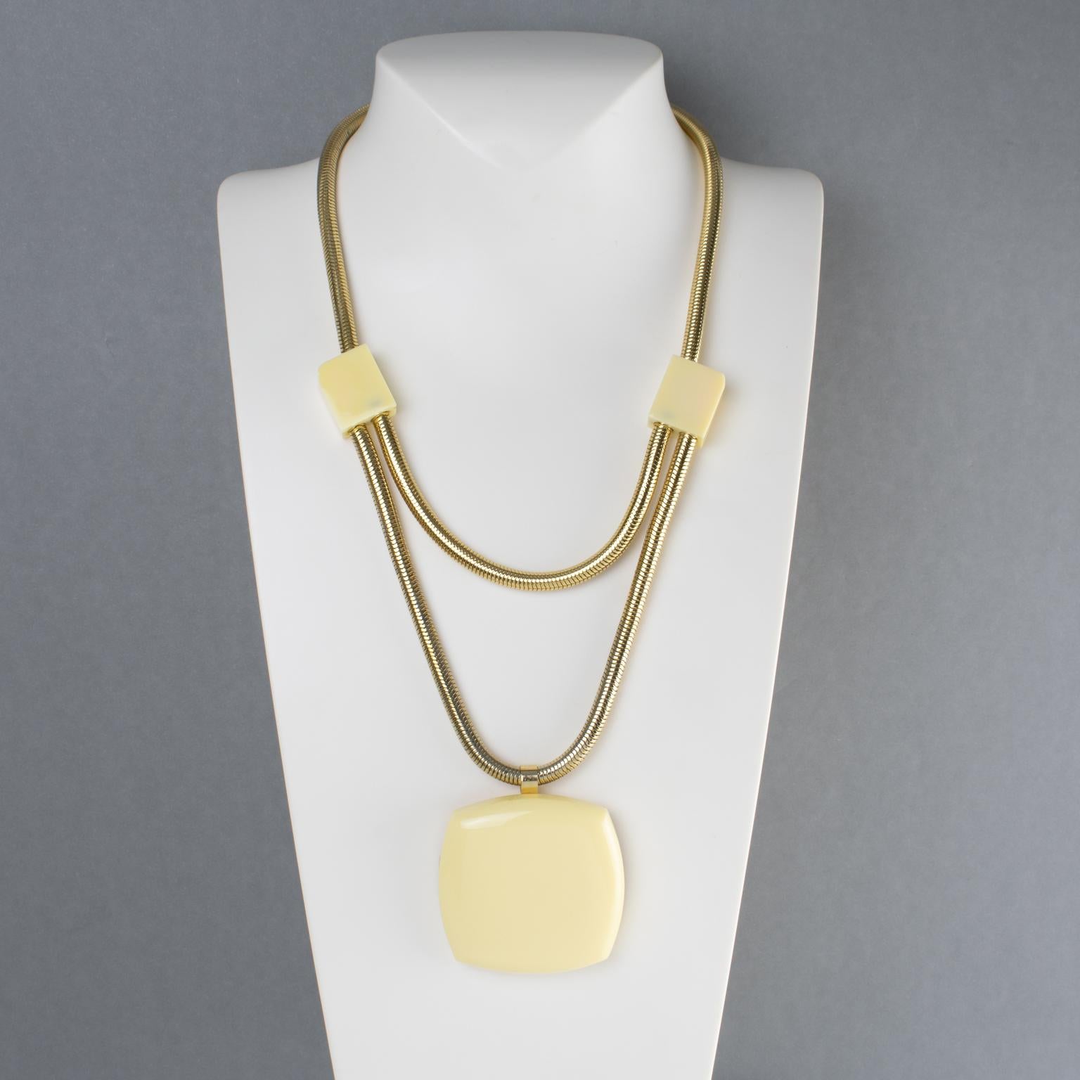 Ce magnifique collier moderniste Lanvin Paris a été fabriqué à la main en France vers 1970. La pièce présente une forme architecturale dimensionnelle surdimensionnée avec un pendentif et des accents en Lucite de couleur ivoire. Le collier possède sa