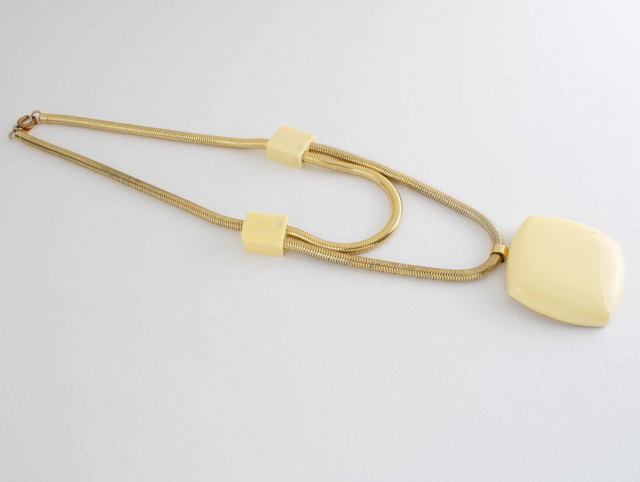 Lanvin Paris, collier moderniste doré avec médaillon en lucite Bon état - En vente à Atlanta, GA