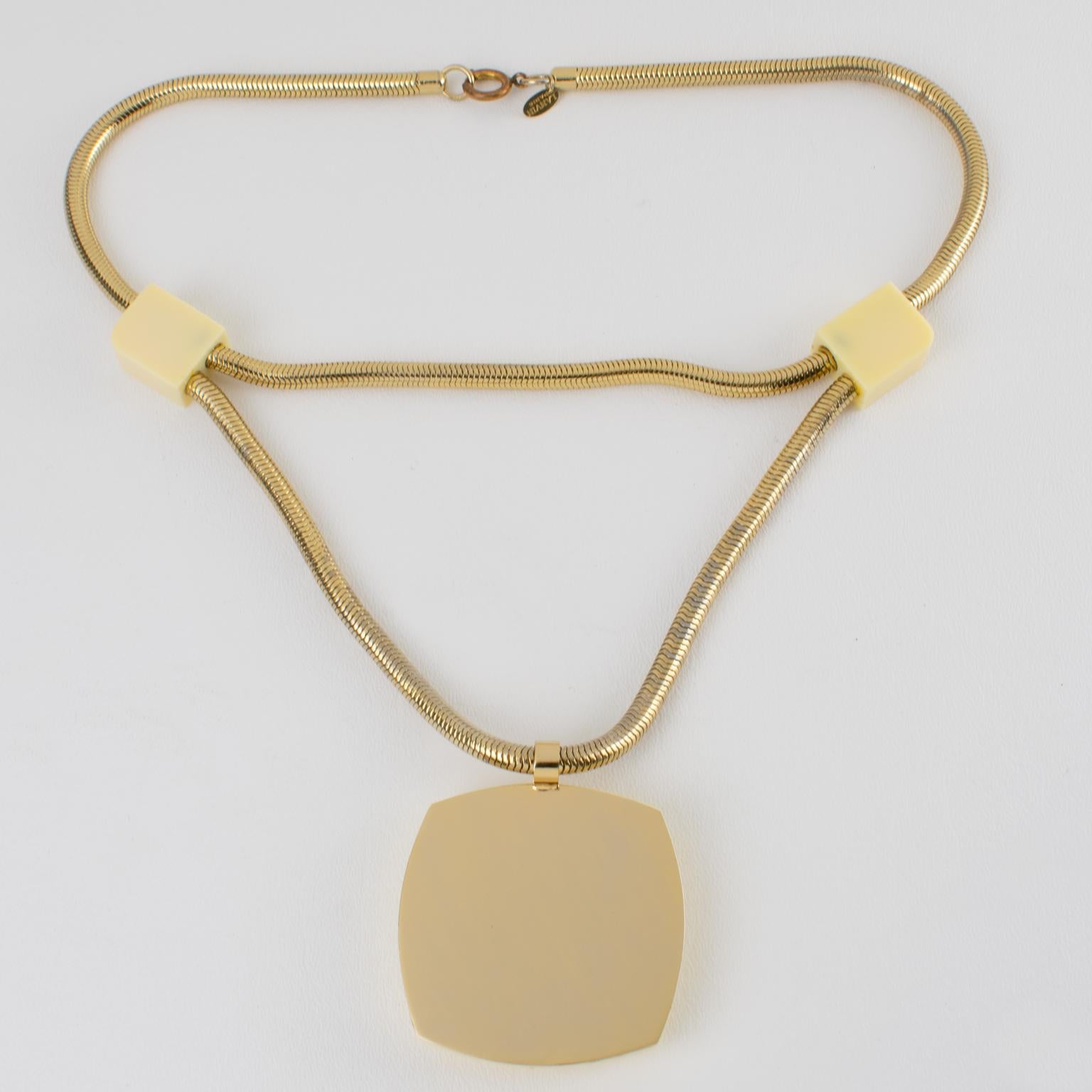 Lanvin Paris, collier moderniste doré avec médaillon en lucite en vente 2
