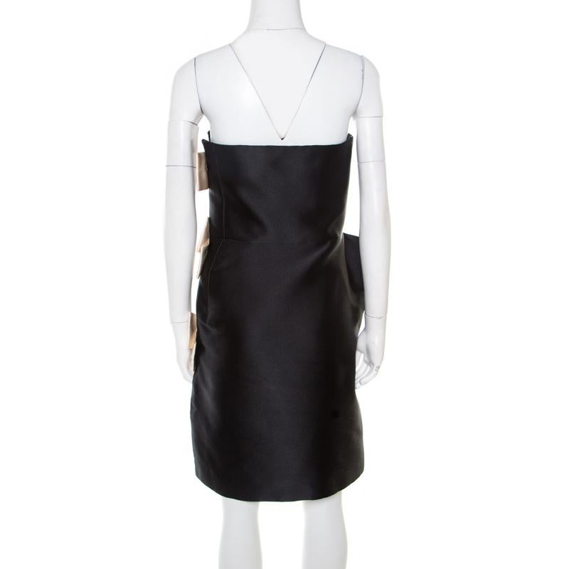 Gorgeously designed to make you look nothing less than a diva, this strapless dress from Lanvin is a must buy! The monochrome satin creation features a flattering feminine silhouette and flaunts an artistic cutout bow detailing on the side. It comes