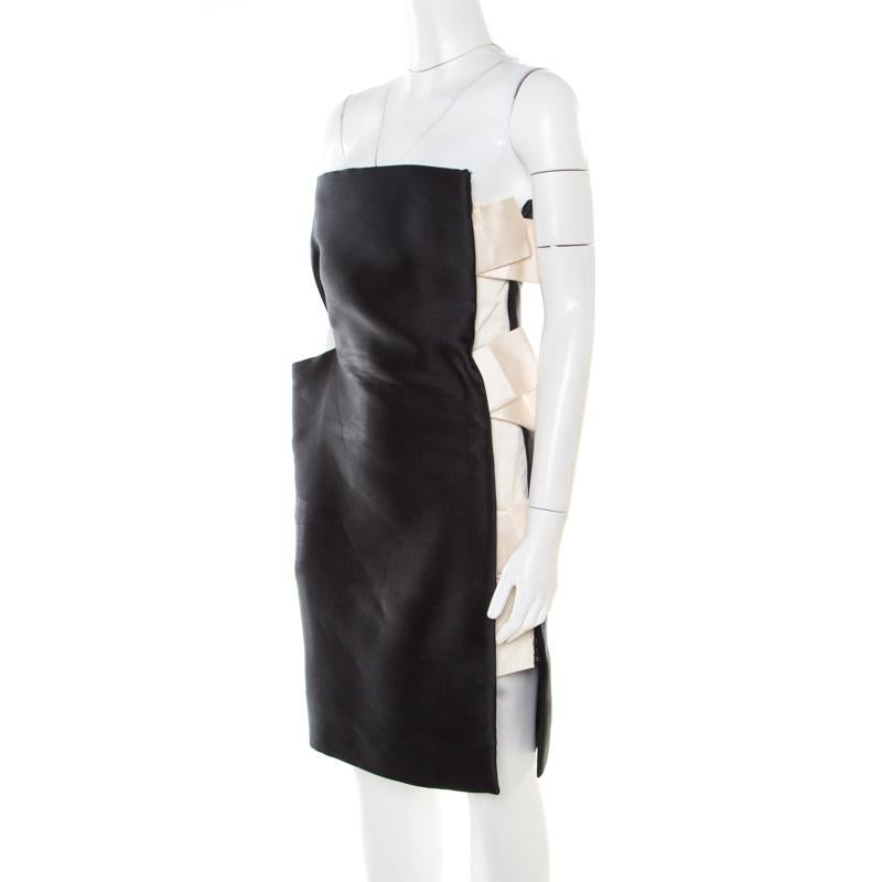 Gorgeously designed to make you look nothing less than a diva, this strapless dress from Lanvin is a must buy! The monochrome satin creation features a flattering feminine silhouette and flaunts an artistic cutout bow detailing on the side. It comes