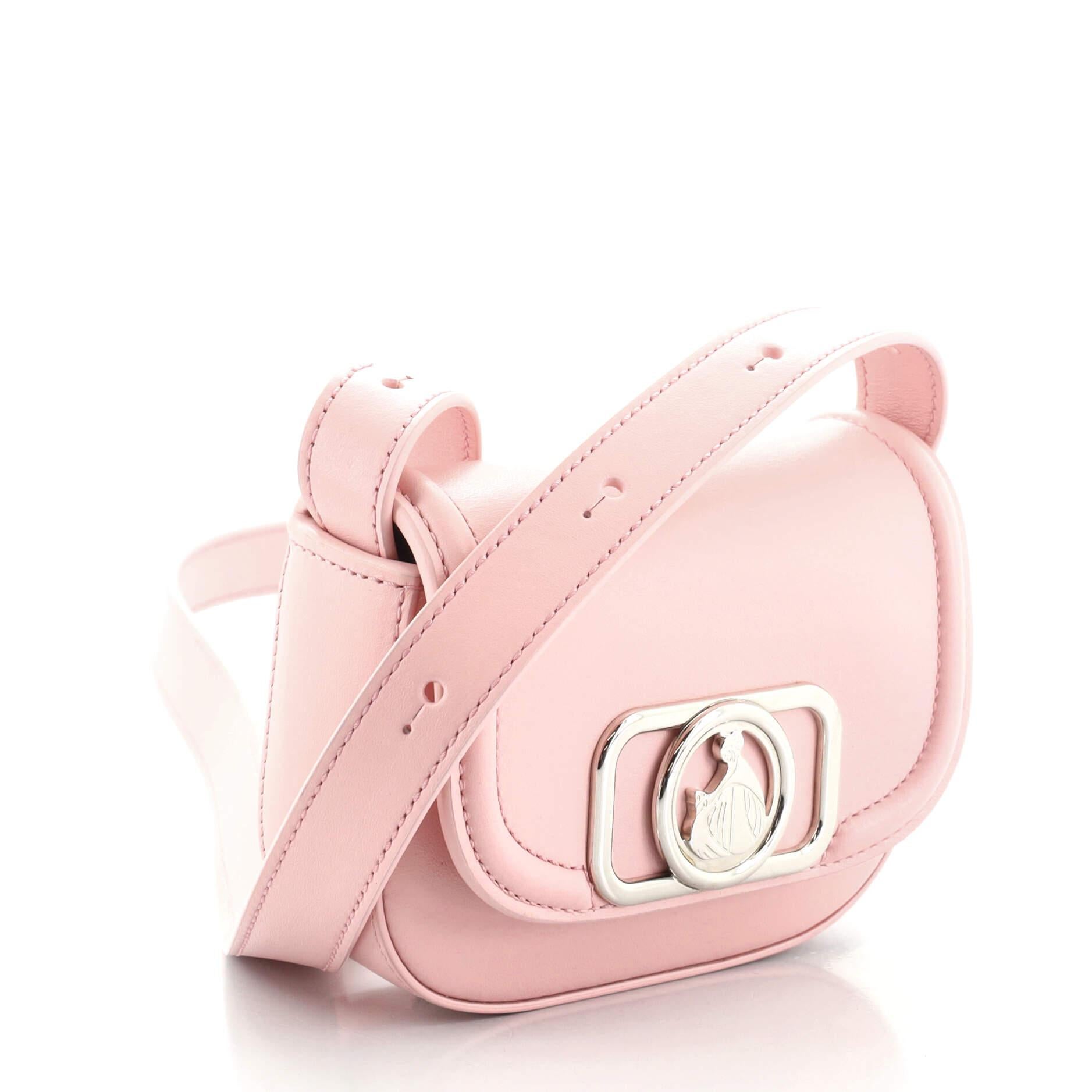 Condizioni: Ottimo. Leggero odore all'interno. Leggeri graffi, piccole ammaccature e brillantini sull'esterno e sotto la patta, graffi sulla ferramenta.
Accessori: Con cinghia
Misure: Altezza 4