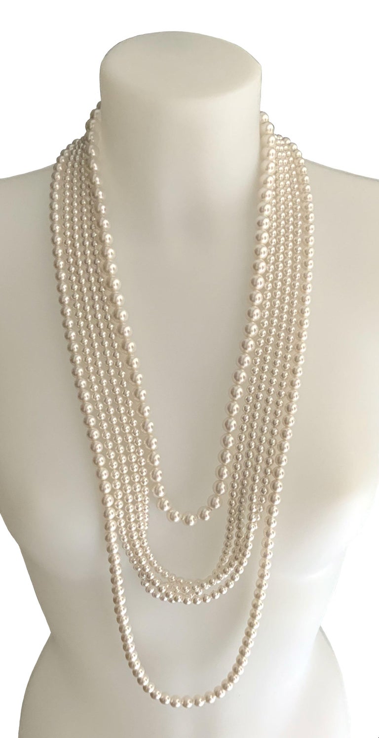 This pre-owned Lanvin pearl necklace features 6 strands faux pearls with an oversized clasp fastening embellished with grey Swarovski crystals 

Material:  faux pearls, crystals
Metal finish : antique
Stamp : Lanvin Paris Made in