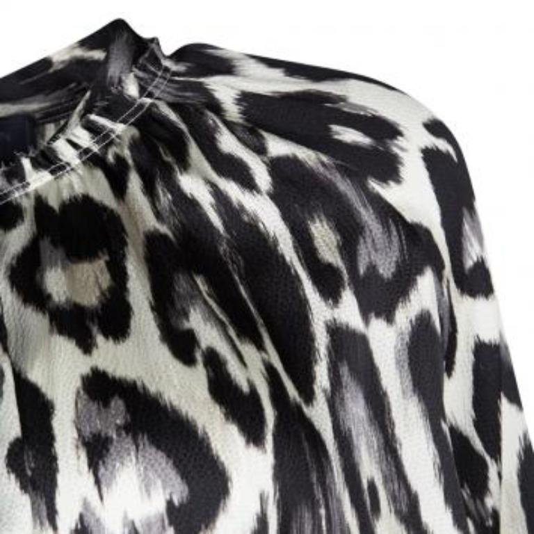 Realmente mereces hacer tuya esta creación Lanvin, ya que rebosa estilo elevado. Se ha cortado en seda y se ha diseñado con estampados de leopardo por todas partes, junto con mangas largas y un escote deshilachado.