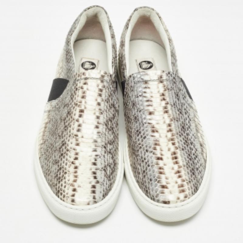 Mit ihrer klassischen Silhouette sind diese Designer-Sneakers eine nahtlose Kombination aus Luxus, Komfort und Stil. Diese Sneaker sind mit charakteristischen Details und bequemen Innensohlen ausgestattet.
