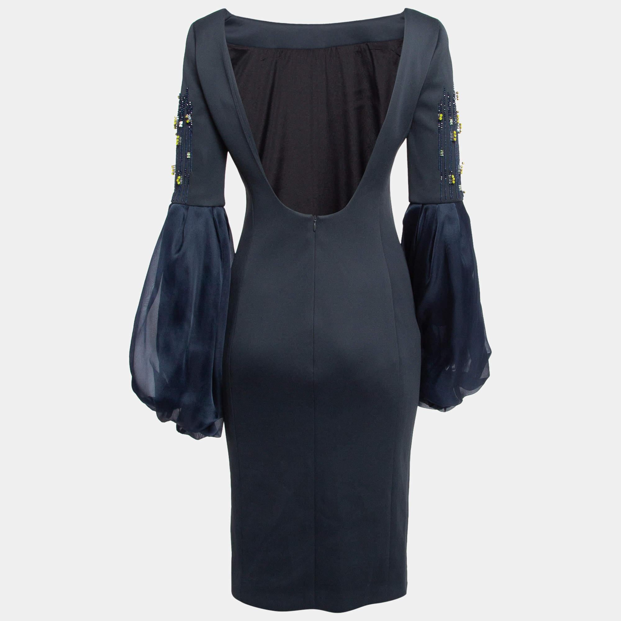 Entra en la elegancia atemporal con este vestido azul marino Lanvin. Meticulosamente elaborada, encarna la gracia y la sofisticación, lo que la convierte en la elección perfecta para quienes buscan un complemento de vestuario exquisito.