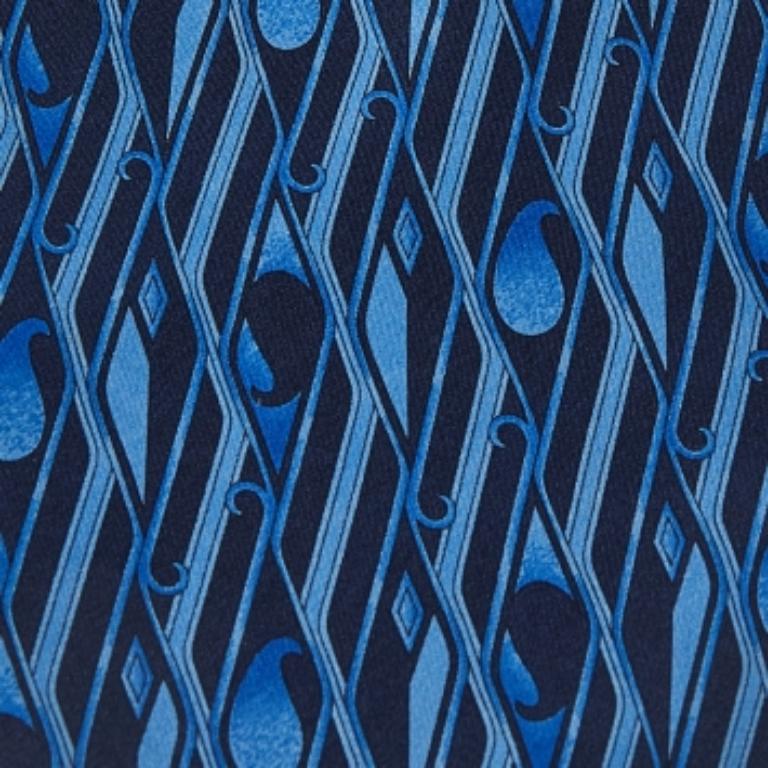 Esta corbata Lanvin aporta un aire sofisticado a tu vestimenta con su elegante confección. Definida por su color azul marino, esta corbata está hecha para el hombre moderno y presenta estampados geométricos paisley.