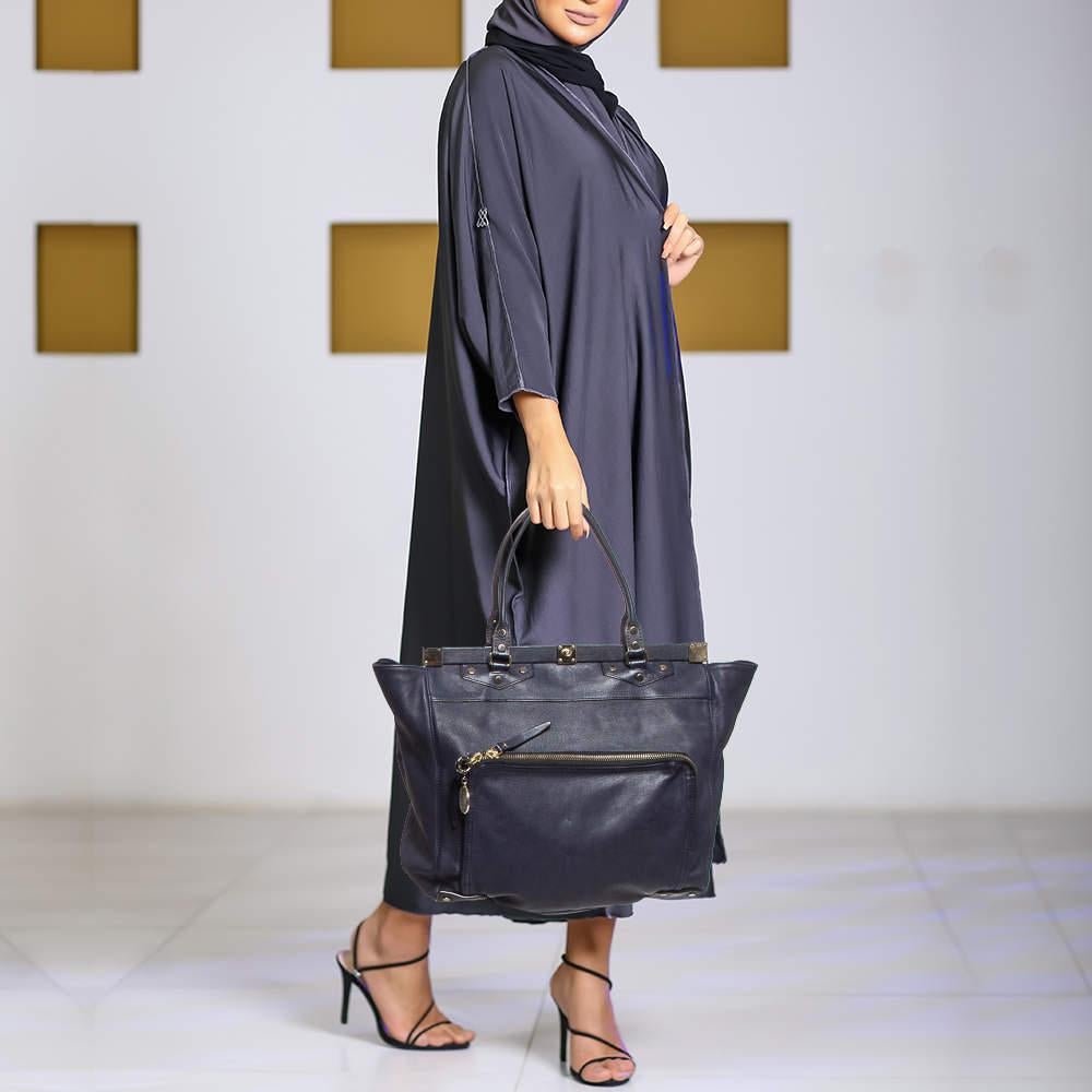 This alluring tote bag for women has been designed to assist you on any day. Convenient to carry and fashionably designed the tote is cut with skill and sewn into a great shape. It is well equipped to be a reliable accessory.
