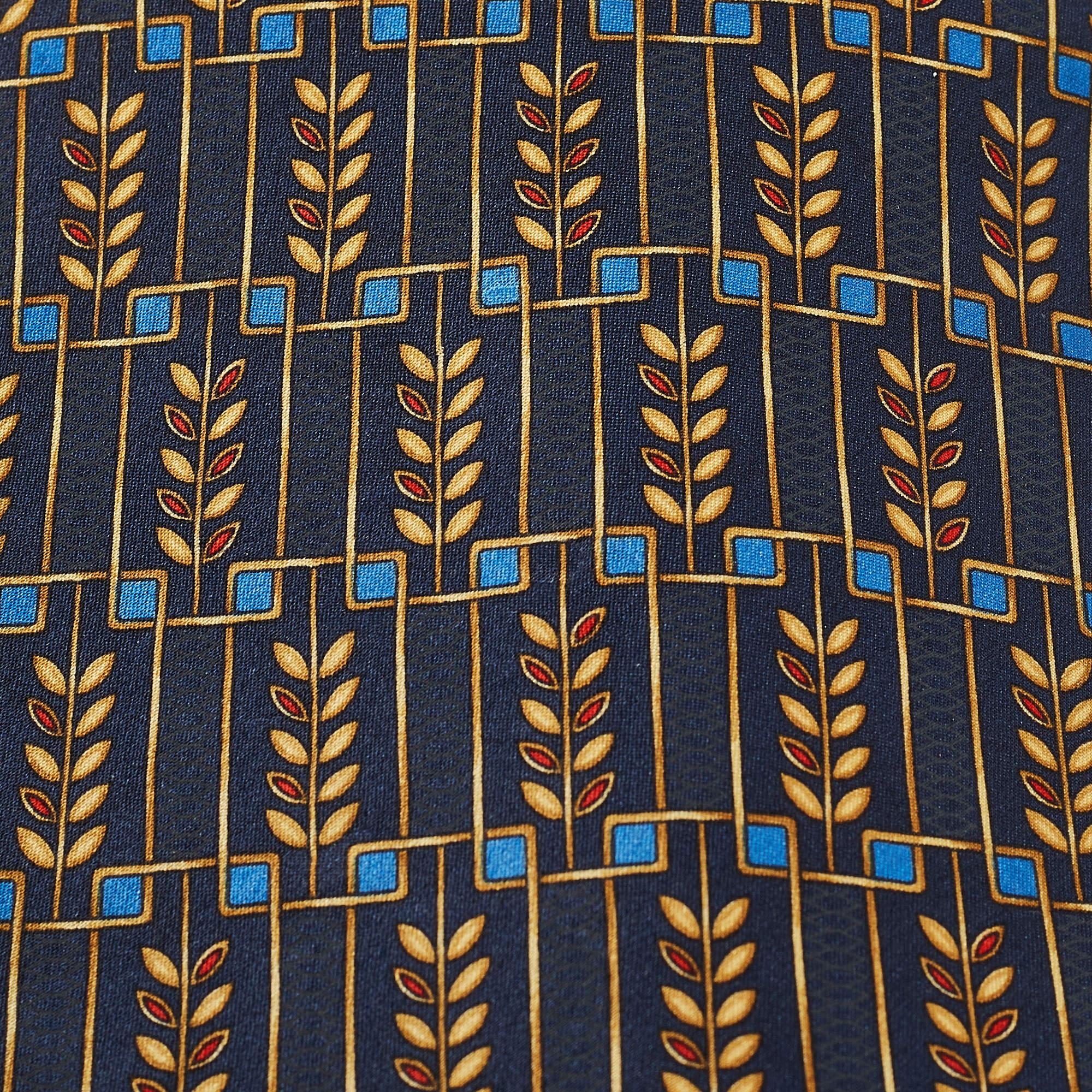 This tie is a perfect formal accessory that has a sharp and modern appeal. Made from luxurious materials it features intricate patterns and the brand label is neatly stitched at the back. It is sure to add oodles of style to your blazers.