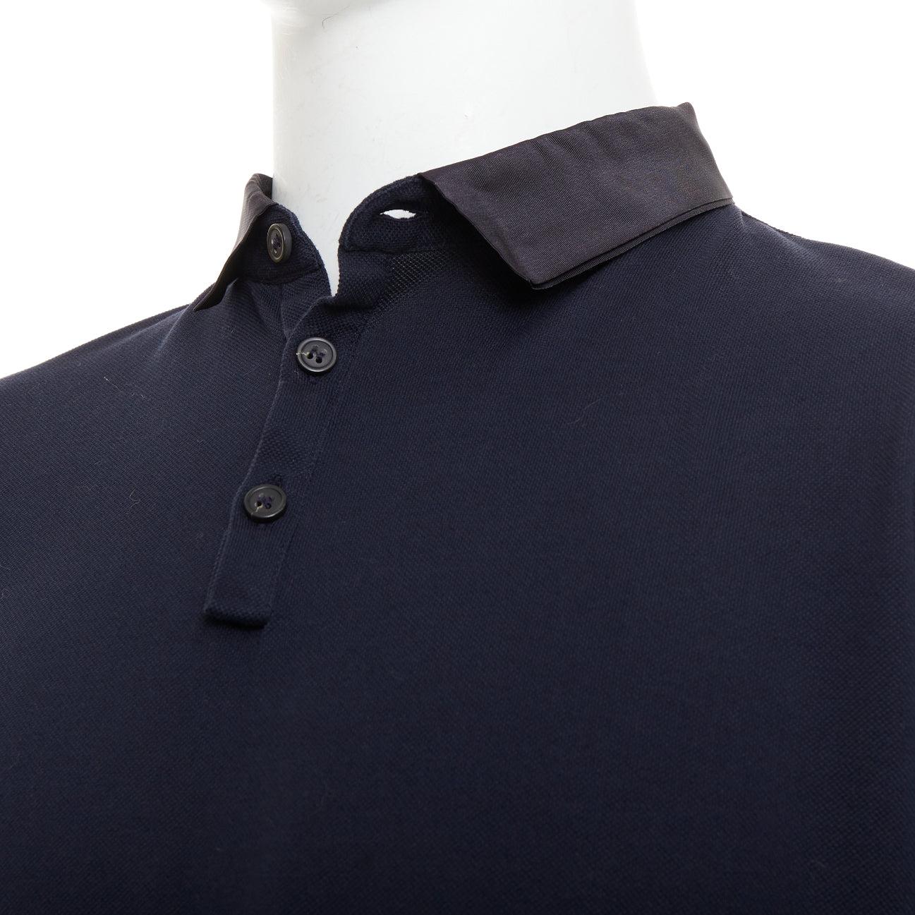 LANVIN polo corto de algodón azul marino con cuello de grosgrain negro M
Referencia: PRWU/A00194
Marca: Lanvin
Diseñador: Alber Elbaz
Material: Algodón
Color: Azul marino, Negro
Patrón: Sólido
Cierre: Botón
Detalles adicionales: Cuello de