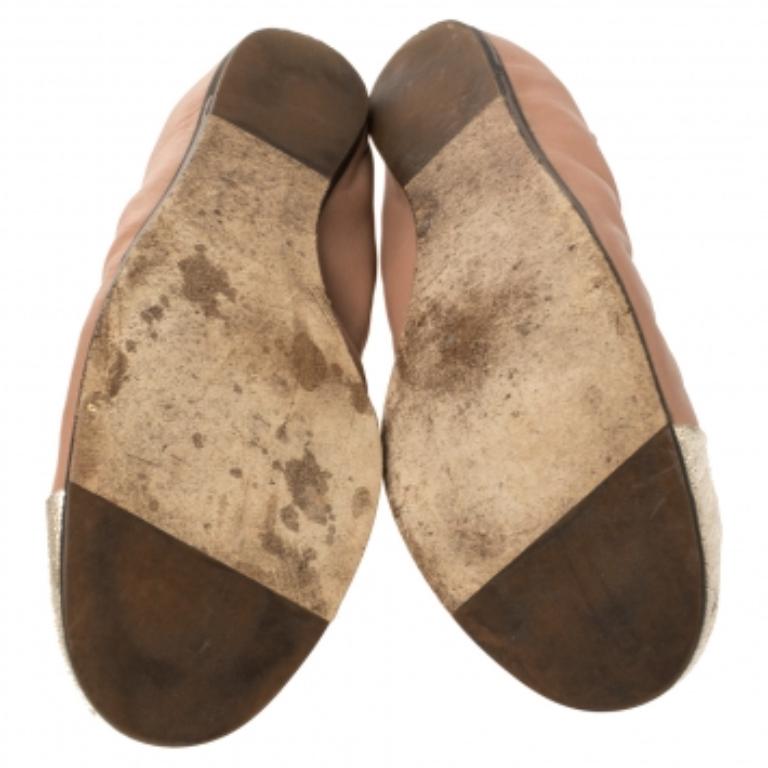 A perfect blend of comfort and style, these Lanvin ballet flats are perfect for your casual outings. The nude pair comes crafted from leather and features silver cap toes and tough outsoles. Stay at ease and comfortable since the flats offer a
