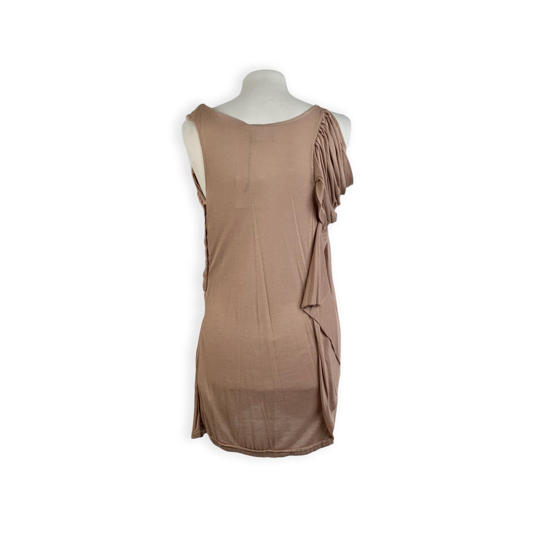 Lanvin sleeveless top with draping. Asymmetric design. Composition: 100% Viscose. Made in Italy. Size: XS (The size shown for this item is the size indicated by the designer on the label). Imported



Details

MATERIAL: Viscose

COLOR: Beige

MODEL: