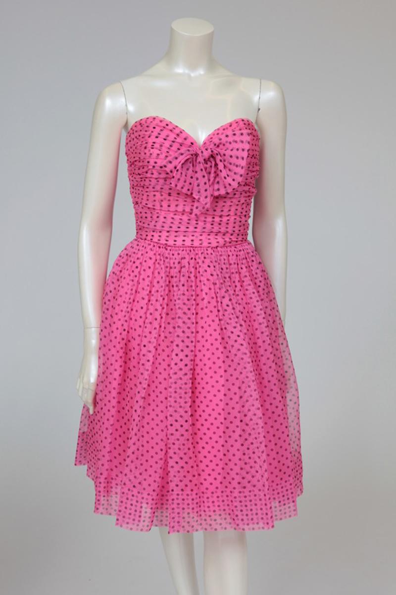 Pretty and unusual, this early 80's Lanvin off shoulder dress is perfect for summer events, like weddings or garden parties. Made of bubble pink with black dots silk chiffon, the draped bustier flares out the waist to form a voluminous skirt, which