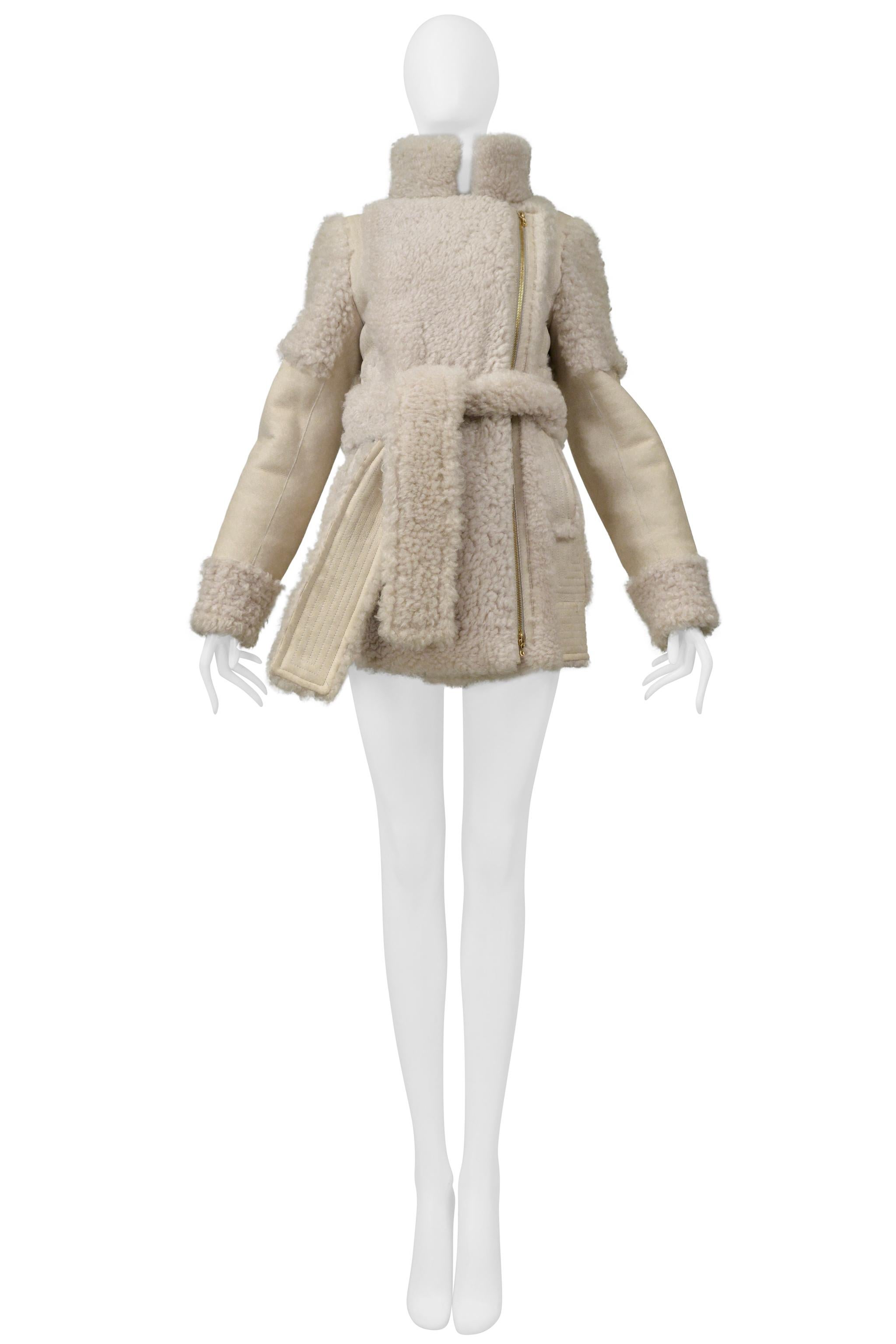 Resurrection Vintage is excited to offer a stunning Lanvin off-white suede and shearling coat with a belt featuring gold hardware, dual zip front closure, side welt pockets, and a chubby shearling belt. 

Lanvin

Size: 36
Fabric: 100% Lamb
Made in