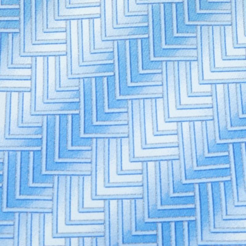 Cette superbe cravate de la maison Lanvin rehausse votre tenue de soirée. Il est taillé dans une étoffe de soie imprimée bleu ombré. Il a une largeur de 9 cm. Portez cette cravate Lanvin pour compléter votre style avec sophistication.