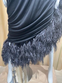 Lanvin Ein-Schulter-Kleid aus griechischem Jersey mit Straußensaum