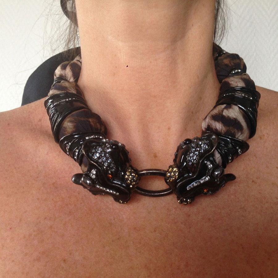 Superb panther necklace in black resin, rhinestones and ribbon from the house of Lanvin. Satin black grosgrain ribbon tie. Two panther heads connected by a ring and decorated with rhinestones. 
Never worn.
Dimensions: length of the silk ribbon: 108