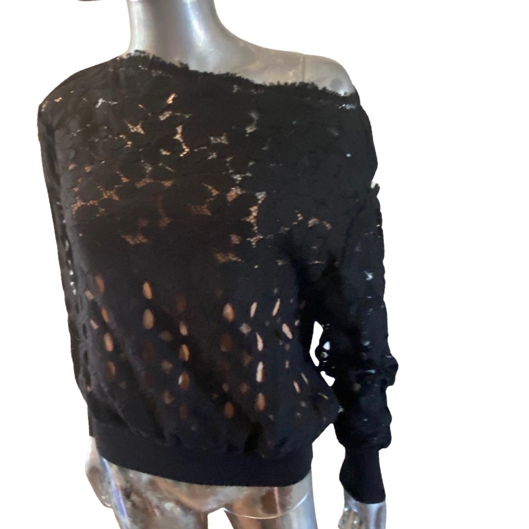 Lanvin Paris 2015 Collection Black Lace & Knit Pullover Blouse, Italy Size 4 In Good Condition For Sale In Palm Springs, CA