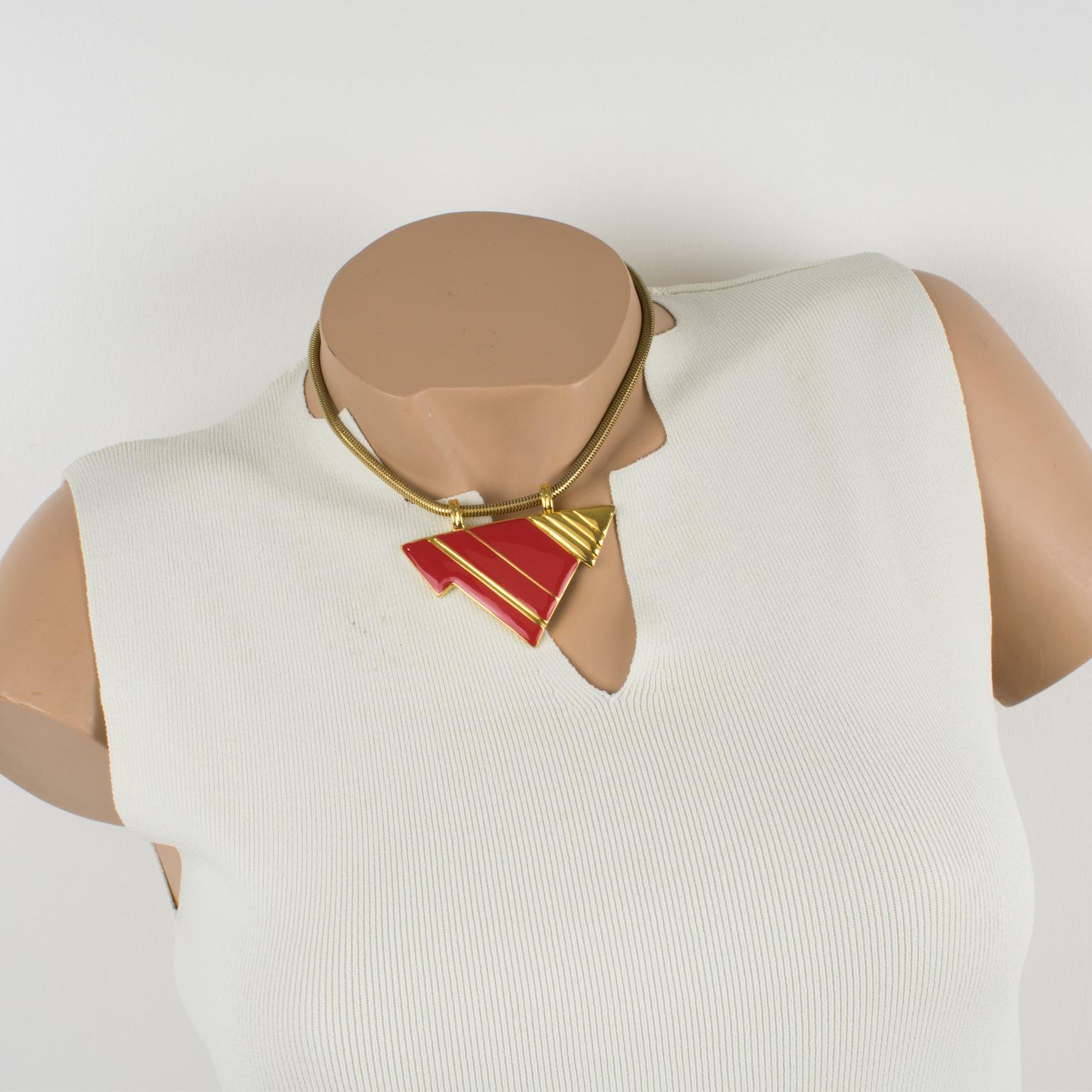 This lovely Lanvin Paris modernist pendant choker necklace features a serpentine gilded metal chain ornate with a geometric pendant in shiny gilt metal and red enamel. The choker has a spring ring-closing clasp and is signed with a small gilded tag