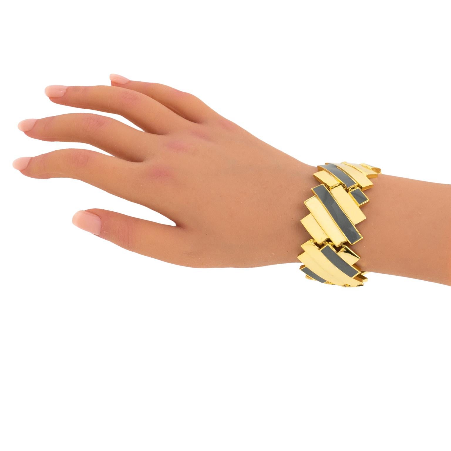 Lanvin Paris - Bracelet moderniste en métal doré et émail gris en vente 1