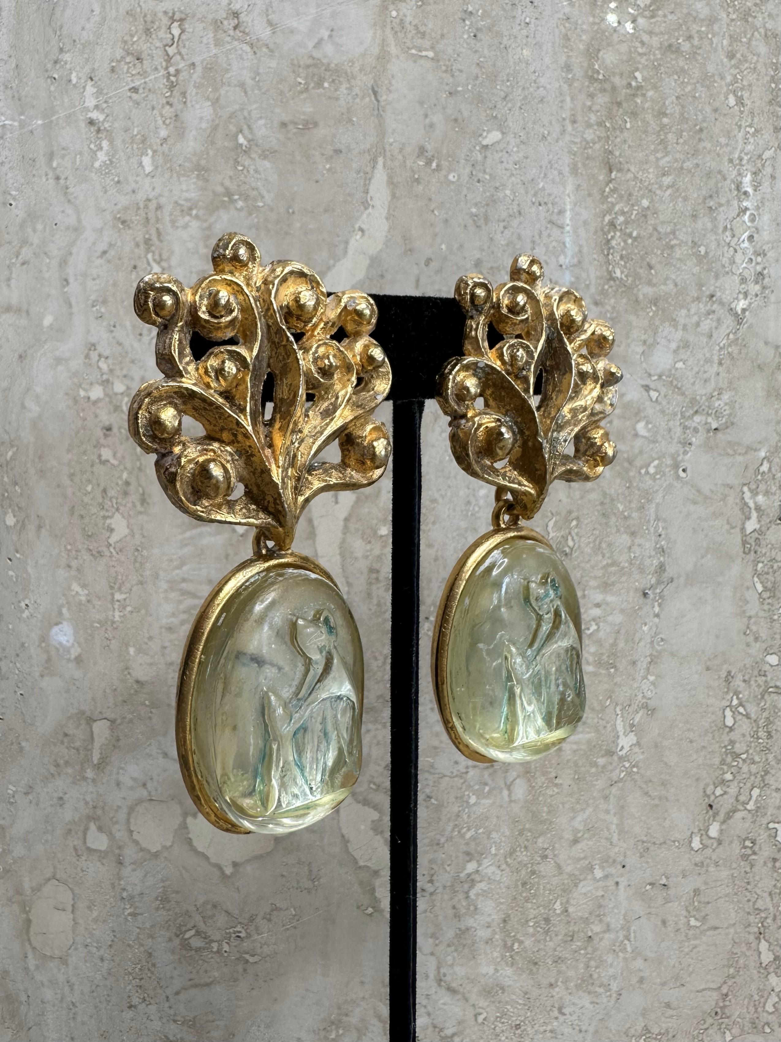 I gioielli Eleg sono in grado di bilanciare la raffinatezza classica con l'eleganza contemporanea. Il motivo in oro e vetro conferisce agli orecchini un tocco di modernità, pur rimanendo radicati nella tradizione di lusso raffinato di Lanvin. Il