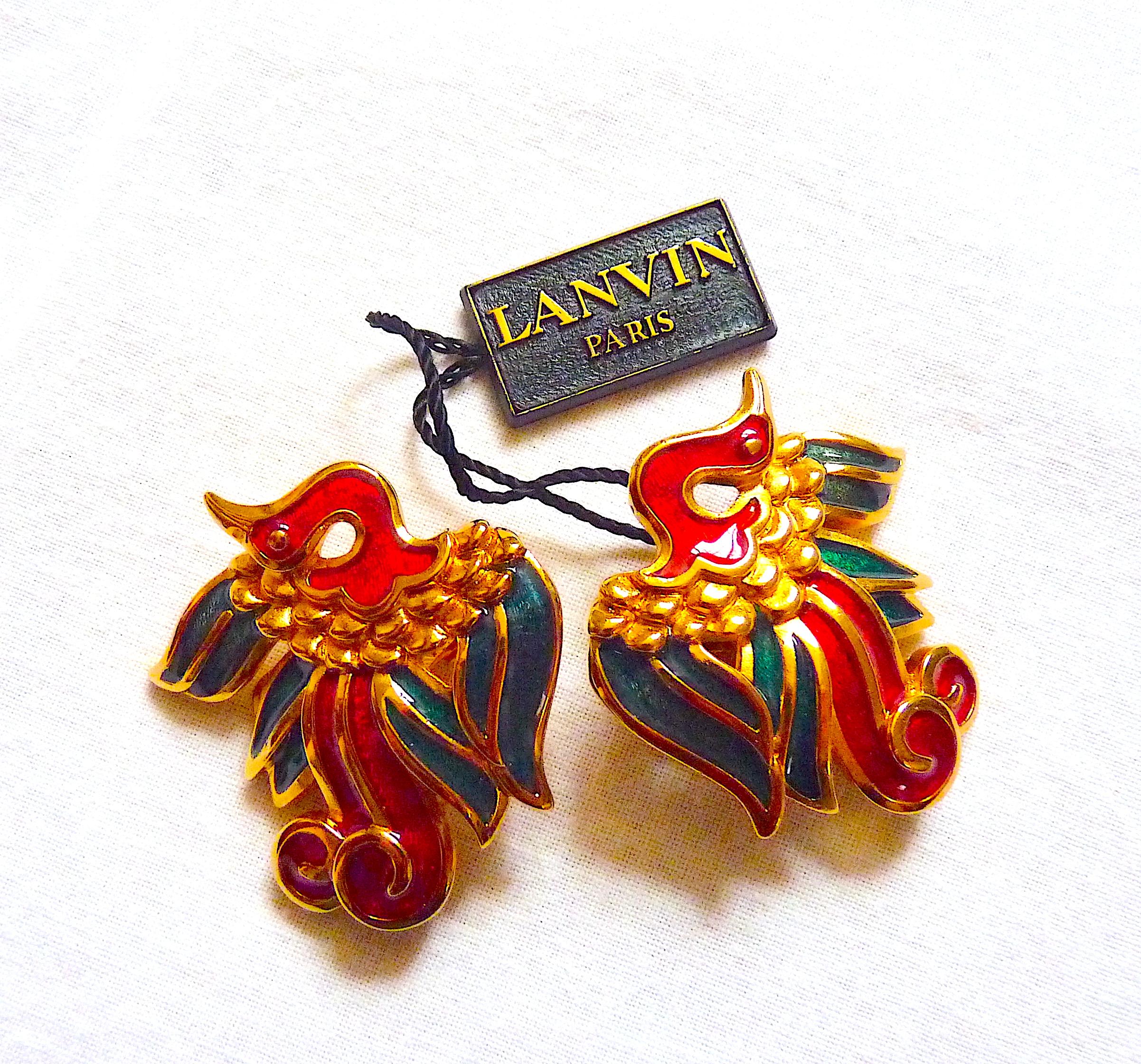 Lanvin Paris Emaille und Gold Metall Clip On Ohrringe mit Phenix wie Vögel mit entfalteten Flügeln, Vintage aus den 1980er Jahren. Perfekter Zustand mit Ladenschild

Signiert auf der Rückseite Lanvin Deutschland (während mehrerer Jahrzehnte