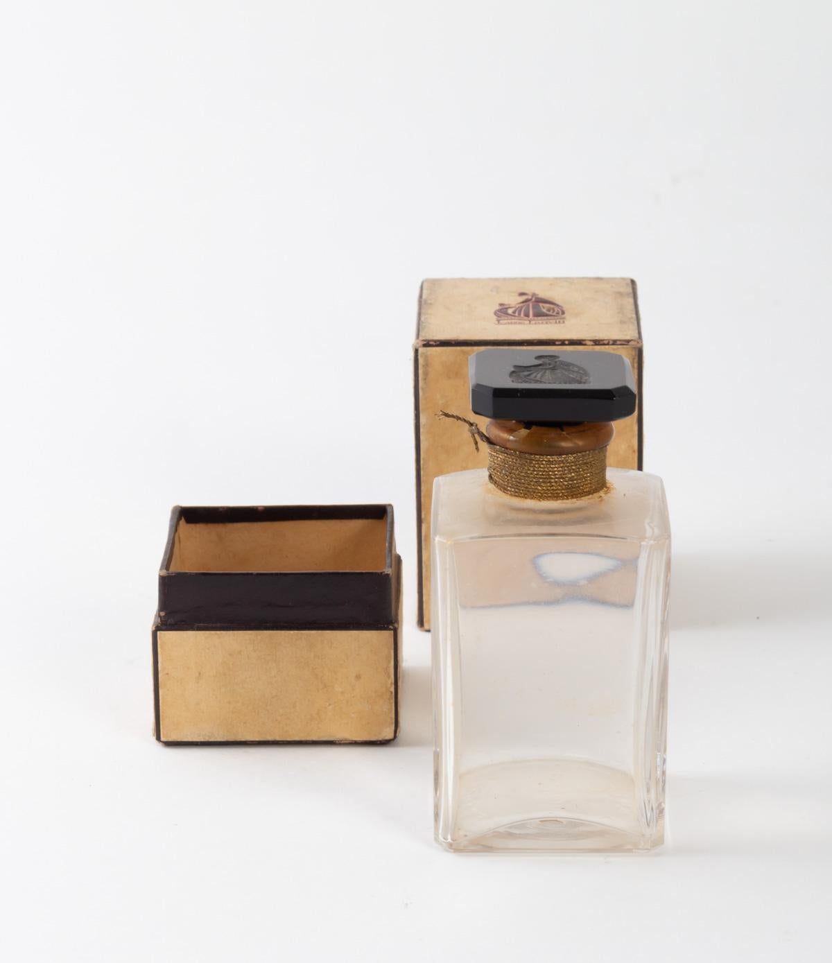 Lanvin perfume bottle. Black glass cap.
Measures: H 8.5 cm, L 3.5 cm, W 3.5 cm.