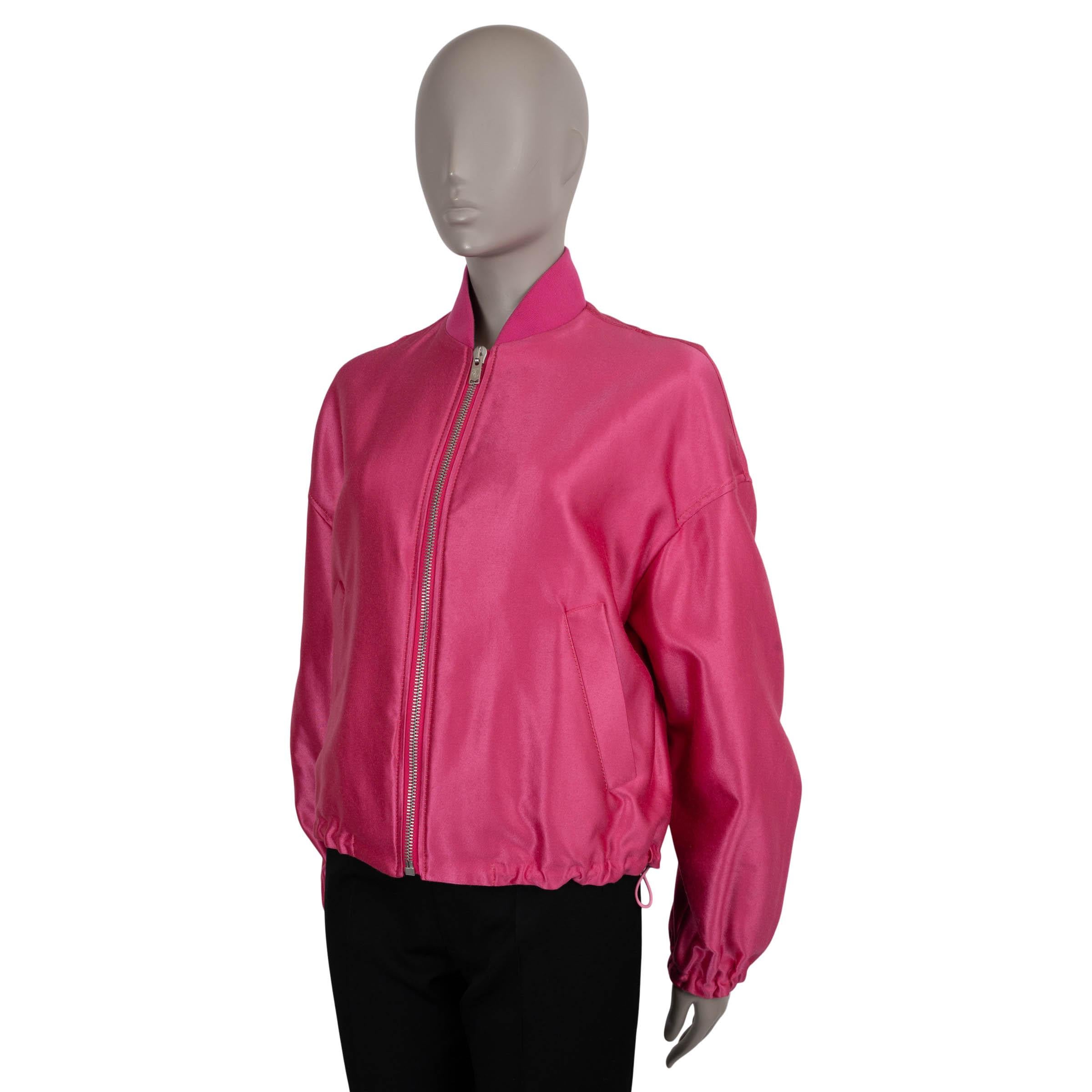 Ce bomber Lanvin 100% authentique est réalisé en acétate de satin rose framboise (51%) et en coton (49%). Il présente une silhouette surdimensionnée avec des épaules tombantes, un col bombardier classique en tricot côtelé, deux poches, des poignets