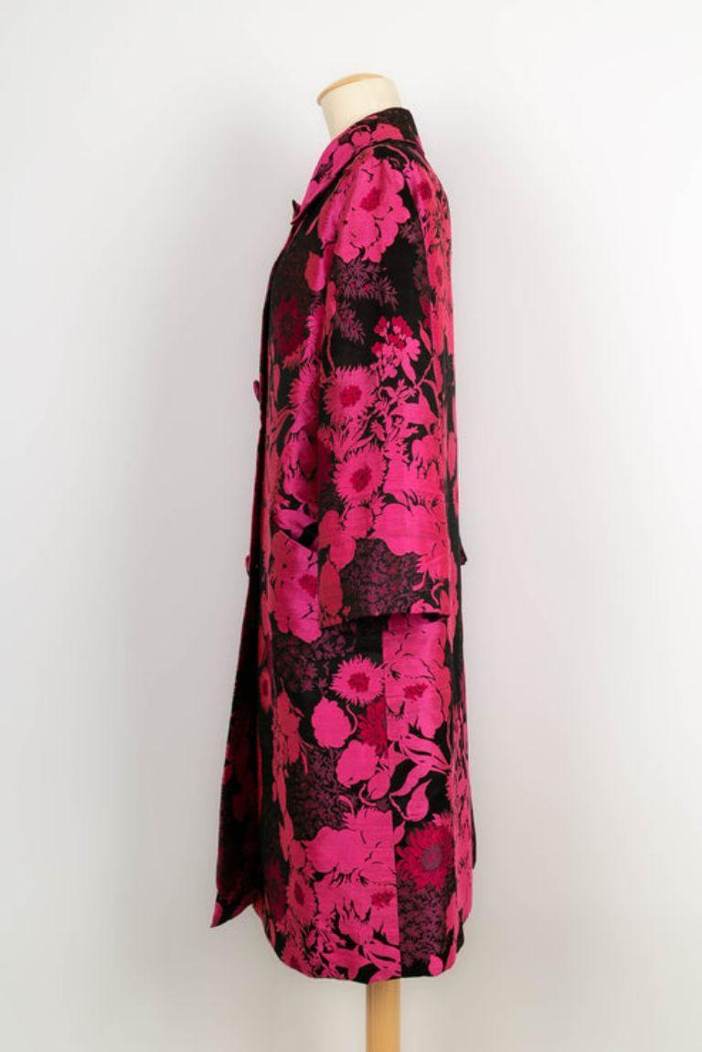 Lanvin -Pink and black silk coat. No size tag, it fits a 38FR/40FR.

Additional information: 
Dimensions: Shoulder width: 40 cm, Chest: 57 cm, Sleeve length: 55 cm, Length: 105 cm
Condition: Good condition
Seller Ref number: M15