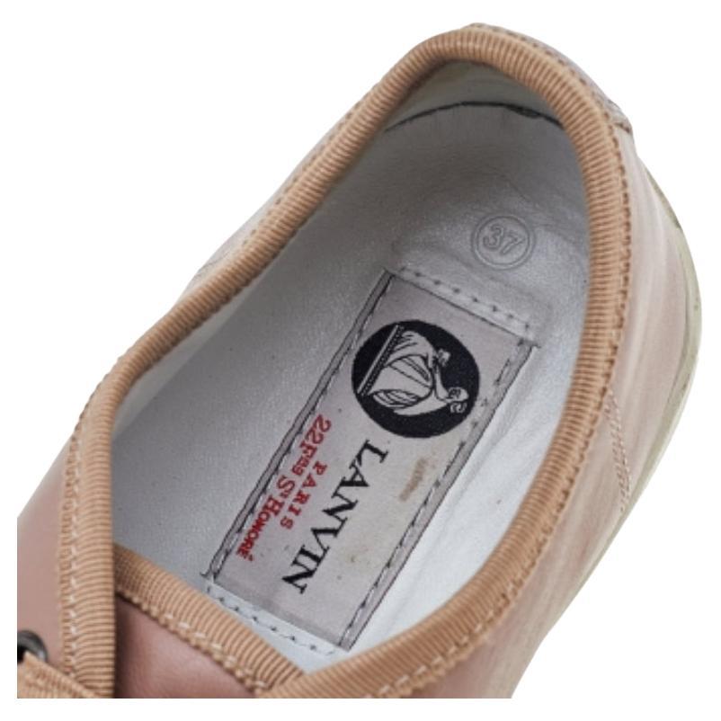 Realizzate in una lussuosa combinazione di coccodrillo e pelle, queste sneakers rosa di Lanvin sono caratterizzate da semplici lacci e sono dotate di comode solette foderate in pelle e di suole in gomma. Abbinali a gonne, abiti o anche pantaloncini