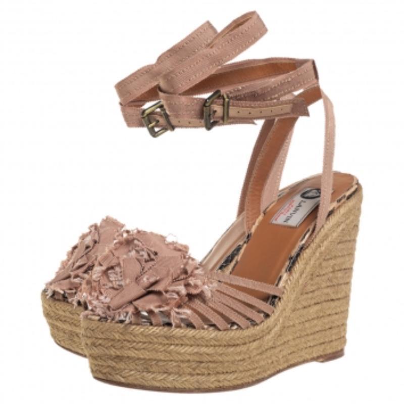 The house of Lanvin brings to you elegance wrapped in a chic look. These wedges, designed in an espadrille style, come with floral detail on the uppers and ankle straps that make sure you get a comfortable fit.