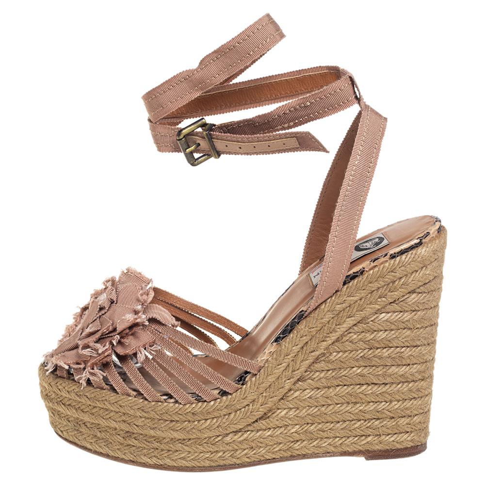 The house of Lanvin brings to you elegance wrapped in a chic look. These wedges, designed in an espadrille style, come with floral detail on the uppers and ankle straps that make sure you get a comfortable fit.

