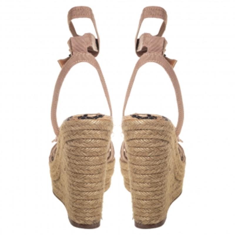 Lanvin Pink Fabric Flower Espadrilles Wedge Size 39 In Good Condition For Sale In Dubai, Al Qouz 2