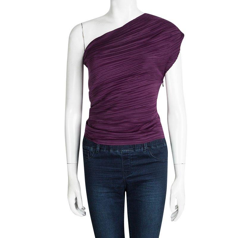 Ace the one shoulder top style with this beautiful crinkled top from Lanvin. Splendid in a purple shade, it carries a body-flattering silhouette. The top has the crinkled pattern all over and can be worn with a subtle neckpiece, denim, and high